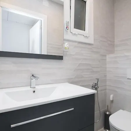 Nice, Cozy, Up To 6, Fcb Stadium, Free Parking Apartment *
